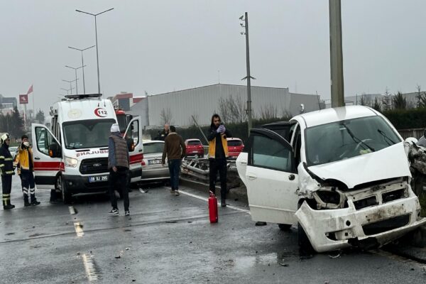 Tekirdağ’da iki otomobil çarpıştı, 6 kişi yaralandı haberi