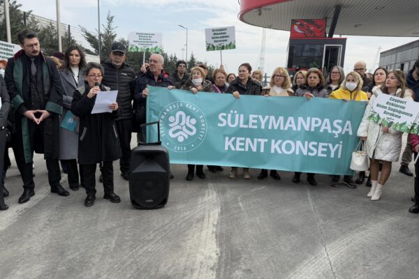 Tekirdağ’da kent konseyi üyeleri çevreyi kirlettiğini öne sürdükleri liman önünde eylem yaptı haberi