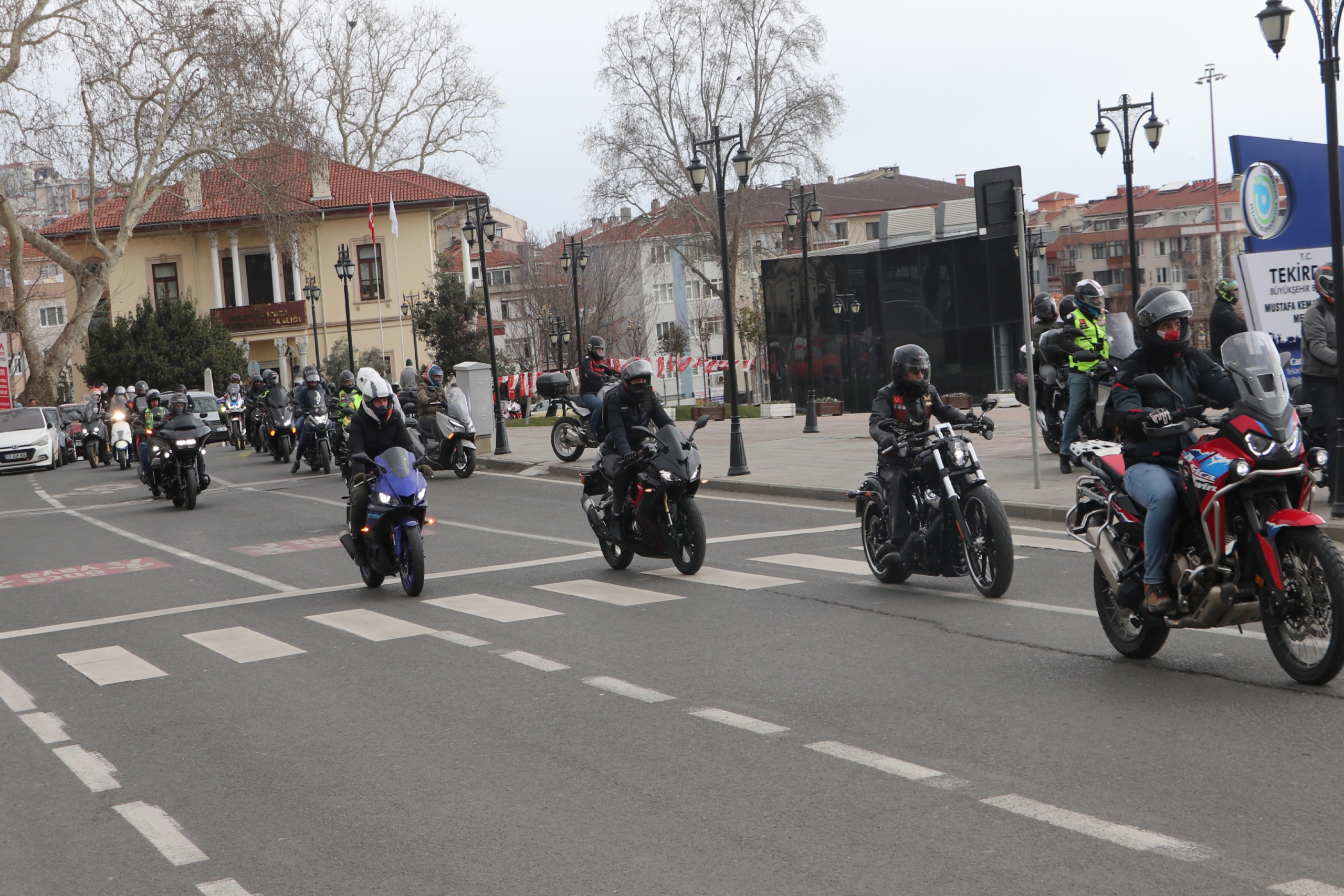 tekirdagda-motosikletliler-motorcu-dostu-bariyerlerin-artirilmasini-talep-etti-haberi-4RM2LFN9.jpg