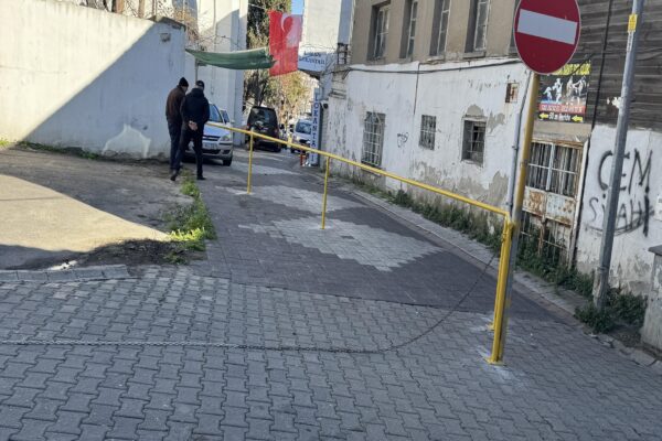 Tekirdağ’da tapulu arazisi olduğunu iddia eden kişi sokak girişini bariyerle kapattı haberi