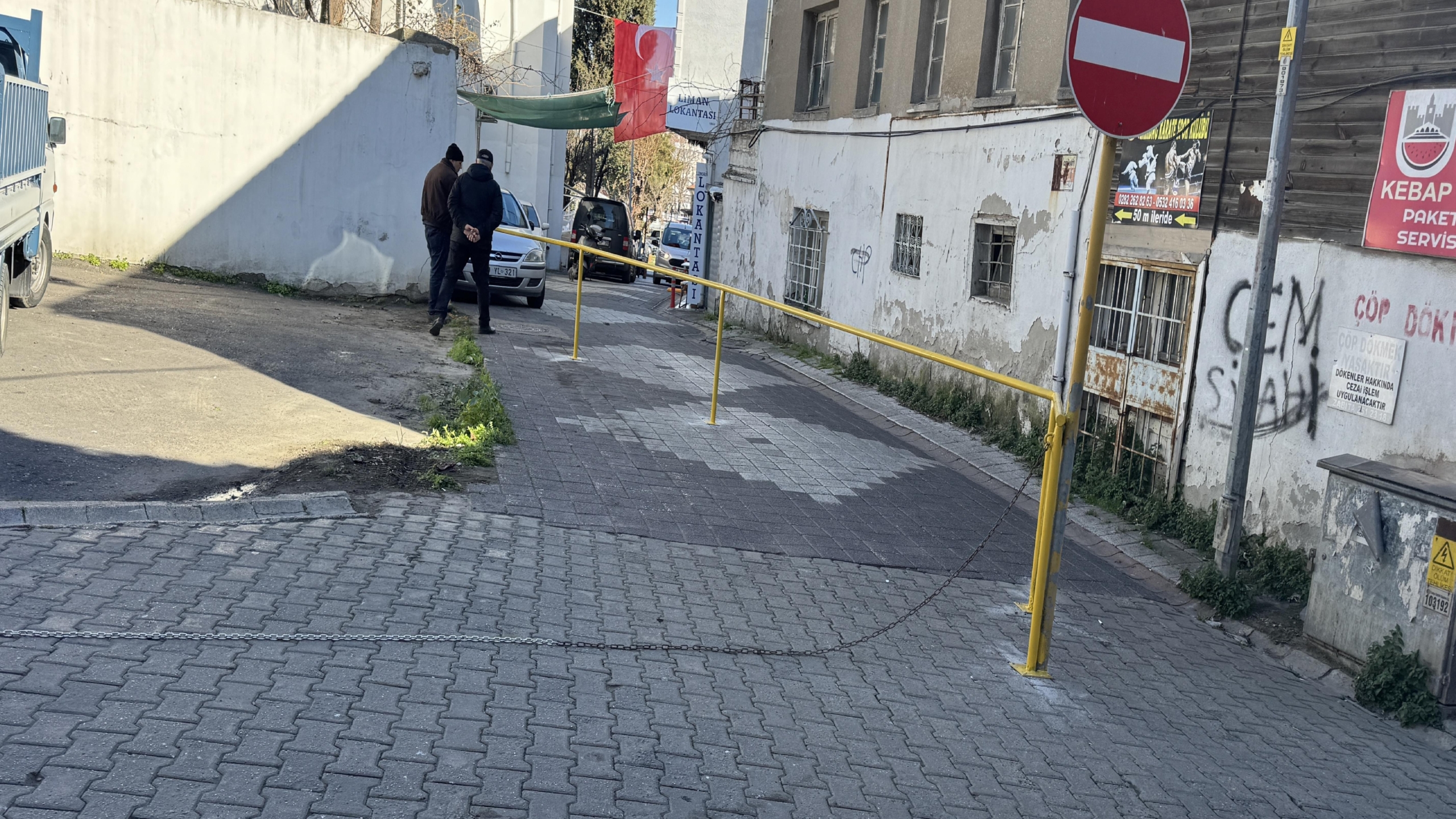 tekirdagda-tapulu-arazisi-oldugunu-iddia-eden-kisi-sokak-girisini-bariyerle-kapatti-haberi-O33rzMJM.jpg