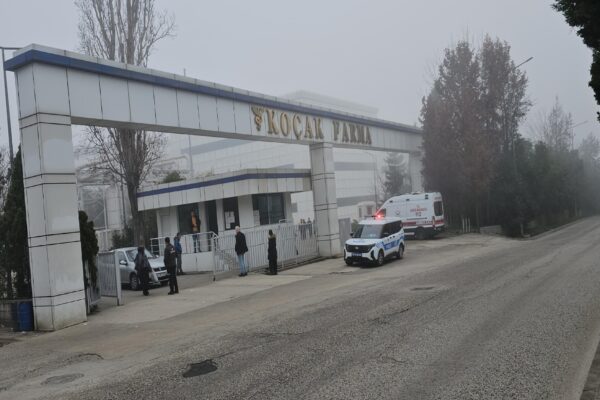 Tekirdağ’daki  ilaç fabrikasında meydana gelen patlamada sesten etkilenen 3 işçi hastaneye kaldırıldı haberi