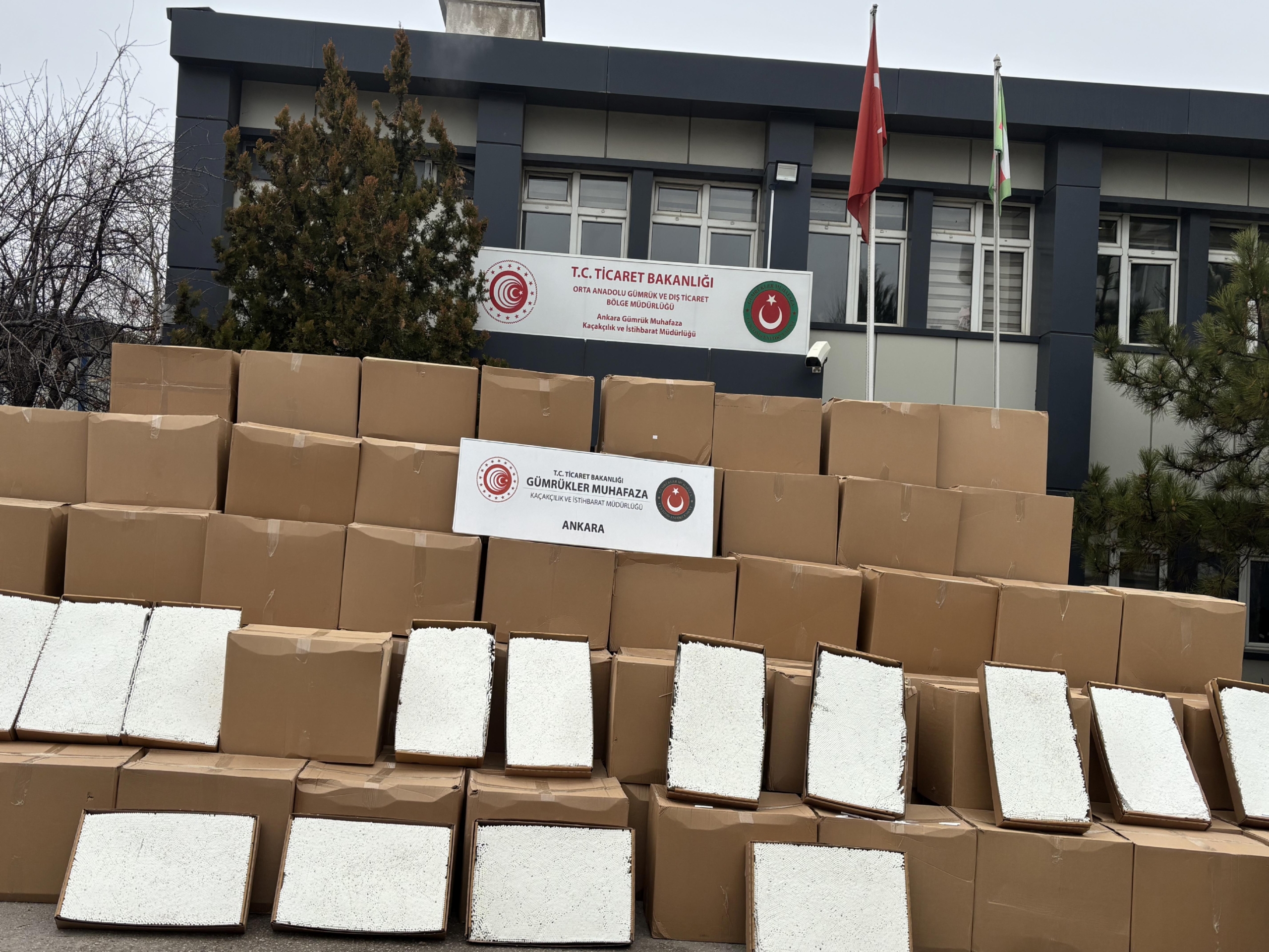 ticaret-bakanligi-ekiplerinden-makaron-ve-kacak-sigara-operasyonlari-haberi-uVh1agtQ.jpg