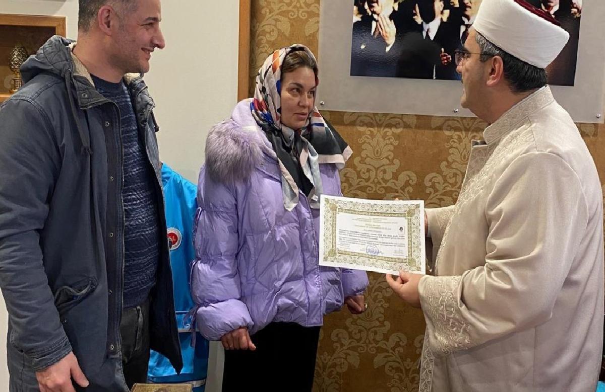 ukraynali-ve-endonezyali-iki-kadin-sakaryada-musluman-oldu-haberi-q4iRh5y4.jpg