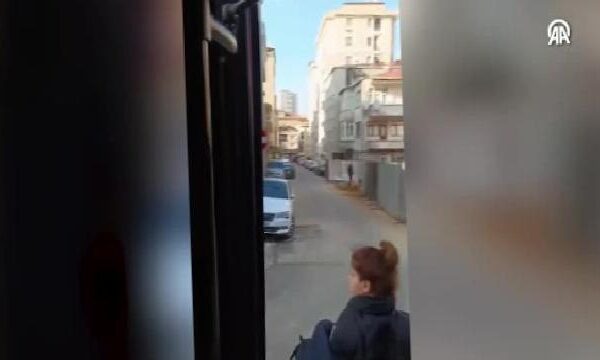 Ümraniye’de trafik güvenliğini tehlikeye düşüren 2 minibüs şoförüne para cezası uygulandı haberi