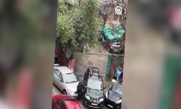 Üsküdar’da bir otomobilin aynaları ve sileceklerinin kırılması kamerada haberi