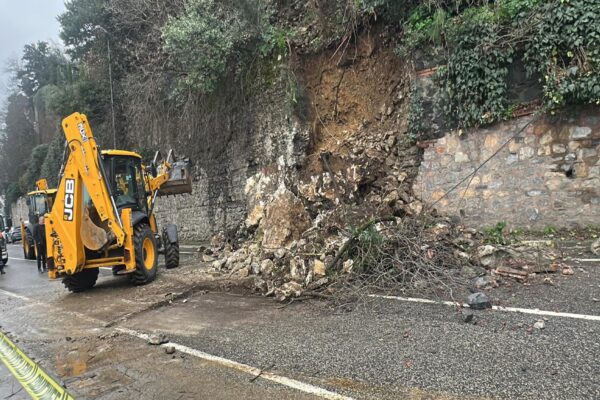 Üsküdar’da istinat duvarı çöktü haberi