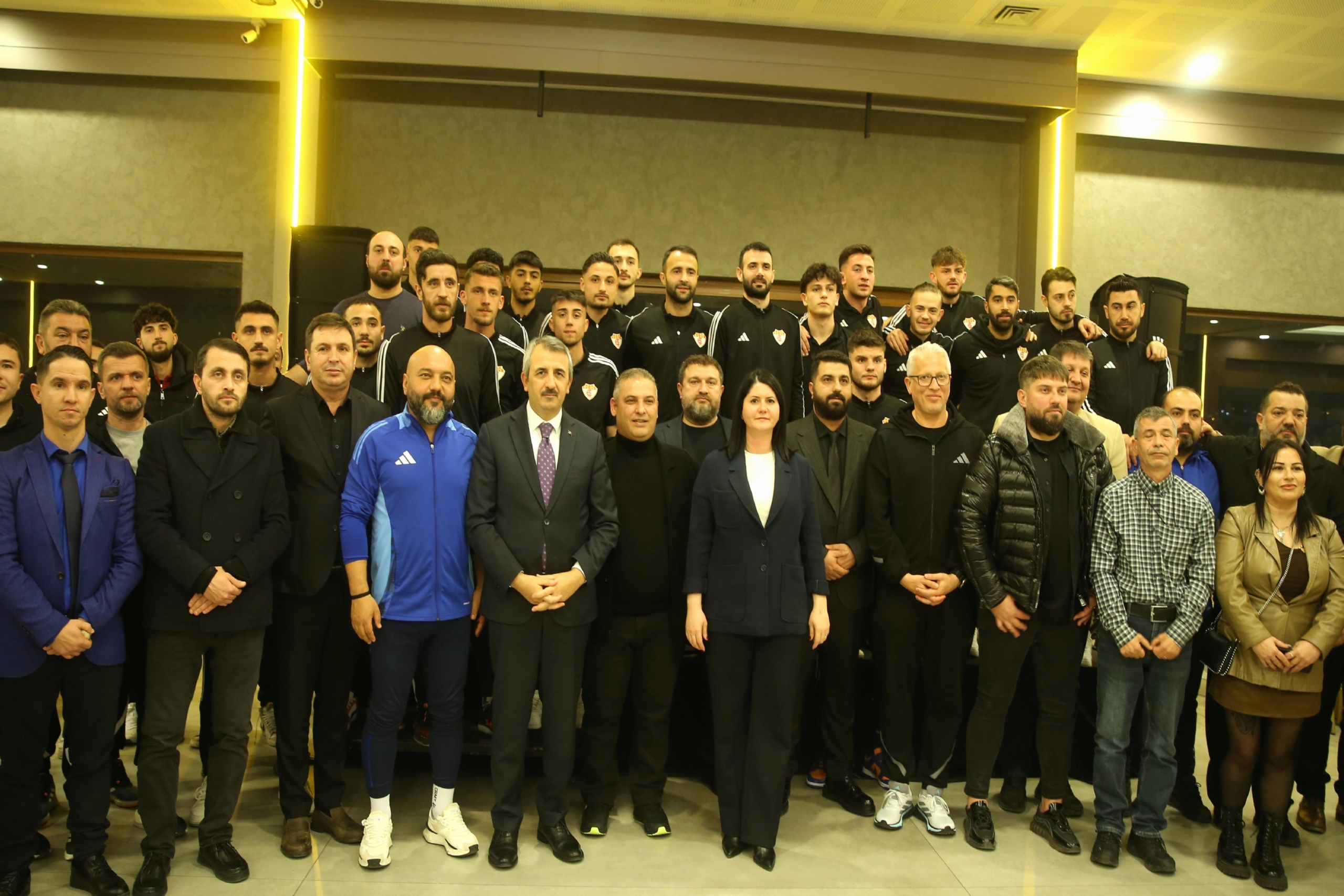 vali-sezer-ile-belediye-baskani-akin-edirnespora-destek-icin-500-bin-liraya-forma-satin-AbZfu2cu.jpg
