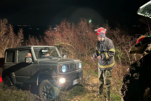 Yalova’da bulundukları cip çamura saplanınca mahsur kalan 2 kişi kurtarıldı haberi