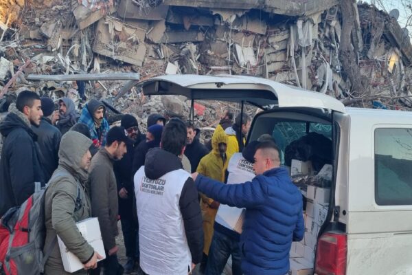 Yeryüzü Doktorlarından Hatay’daki konteyner kentlerdeki depremzedelere gıda desteği haberi