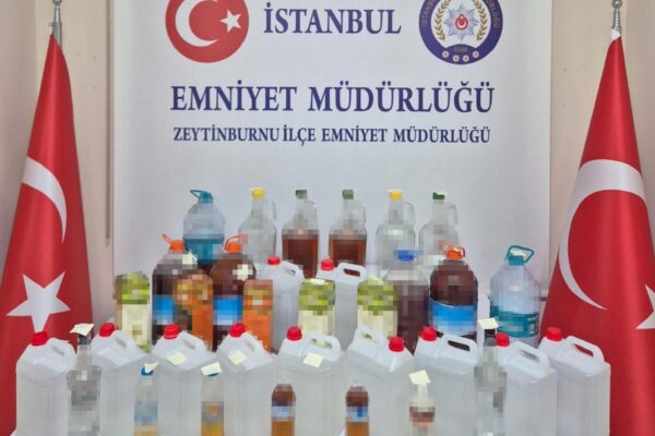 Zeytinburnu’nda iş yerlerinde sahte içki satan 2 zanlı yakalandı haberi