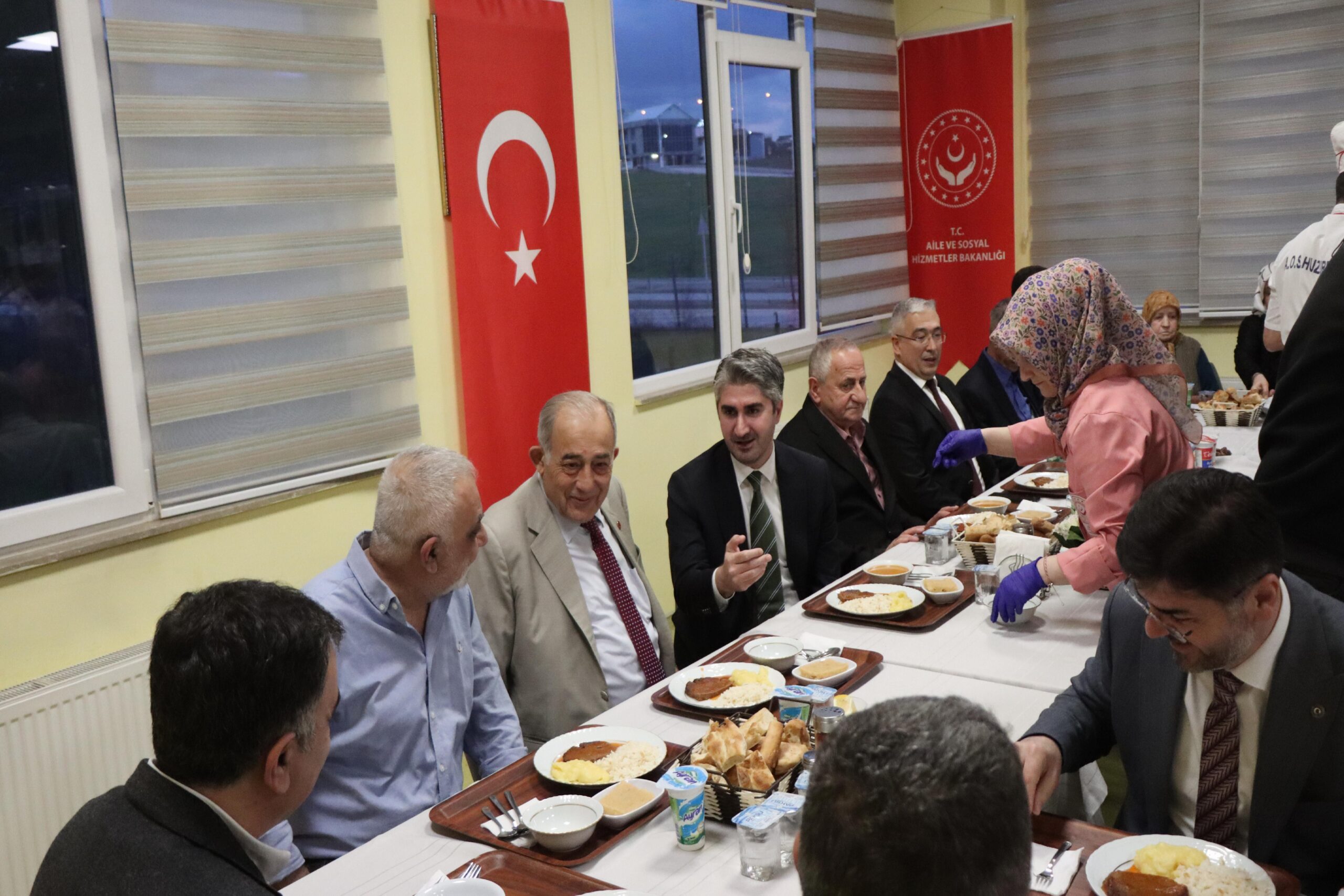 aile-ve-sosyal-hizmetler-bakan-yardimcisi-tarikdaroglu-huzurevi-sakinleriyle-iftar-yapti-haberi-7MXbR29V.jpg