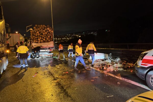 Anadolu Otoyolu’nun Kocaeli kesiminde zincirleme kaza nedeniyle yol ulaşıma kapandı haberi