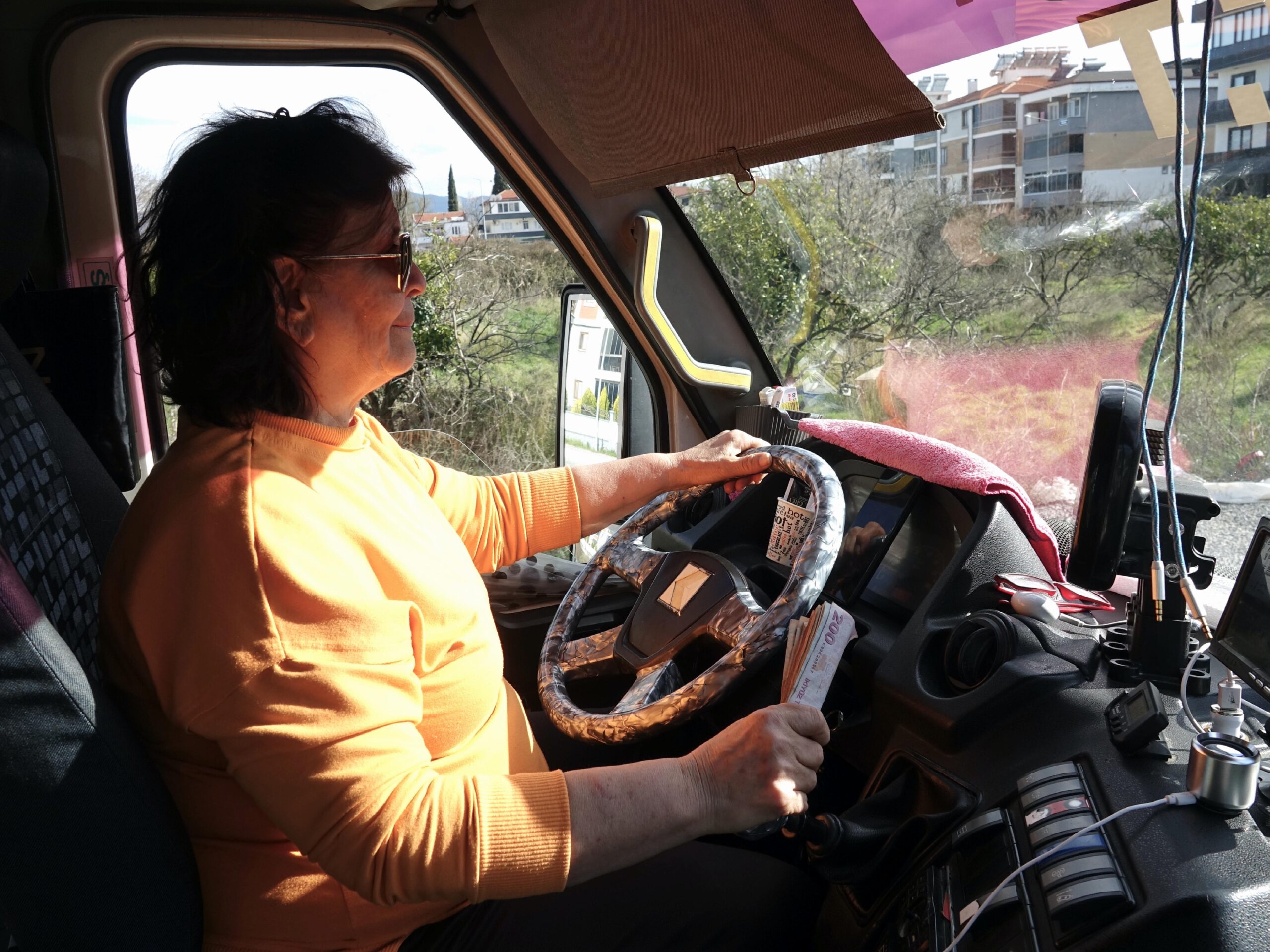 arkadasinin-onerisiyle-minibus-soforu-olan-kadin-gunluk-250-kilometre-yol-yapiyor-haberi-bX4AkO4W.jpg