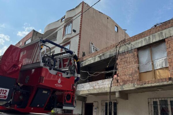 Avcılar’da 2 binadaki çatı yangını söndürüldü haberi