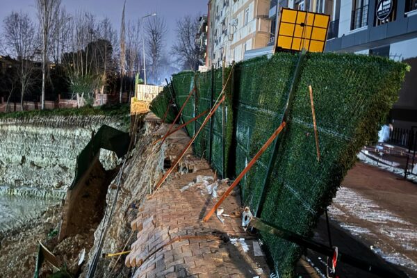 Bahçelievler’de inşaat çalışması sırasında yolda kısmi çökme meydana geldi haberi