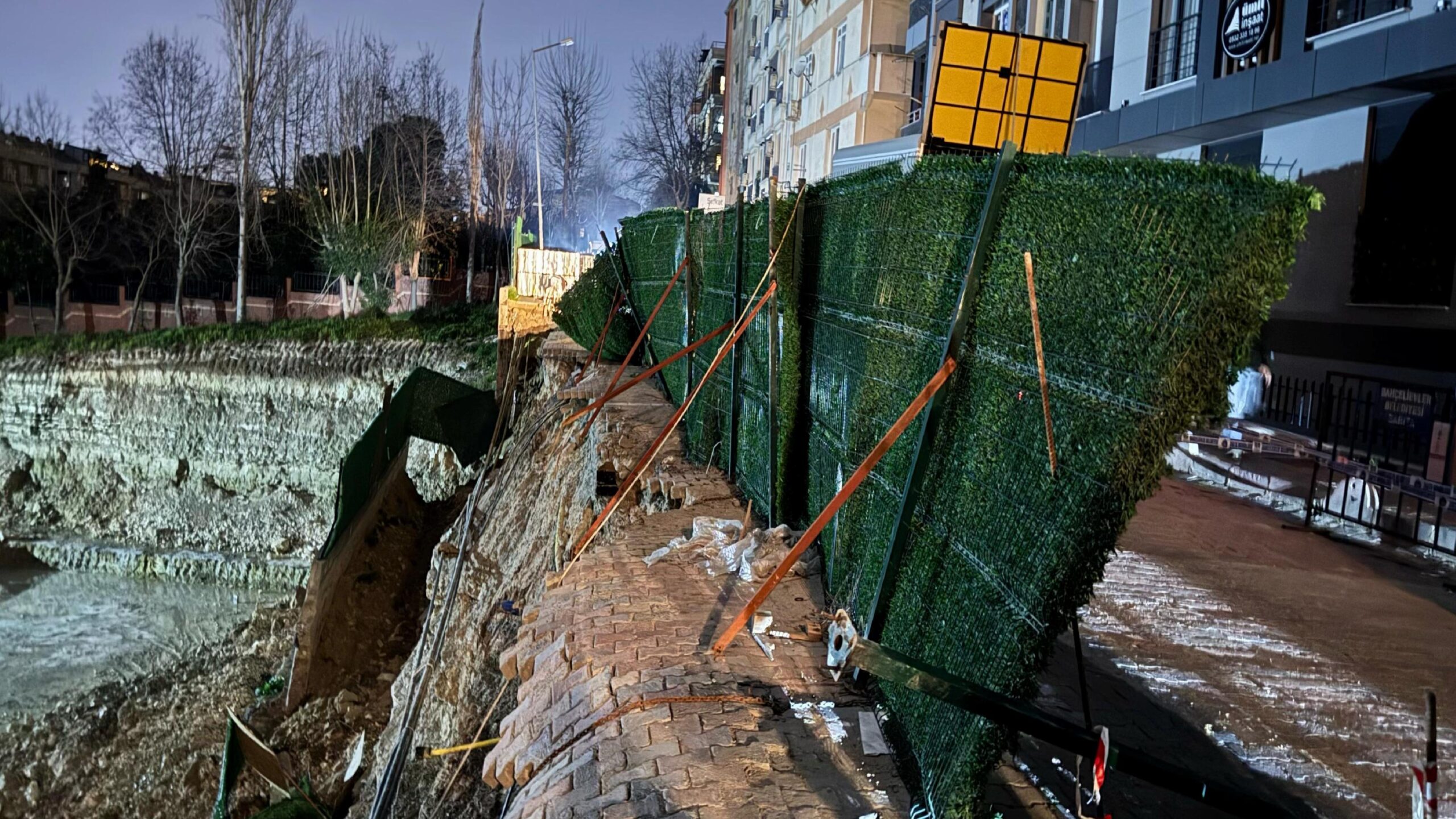 bahcelievlerde-insaat-calismasi-sirasinda-yolda-kismi-cokme-meydana-geldi-haberi-nvdCAS3G.jpg