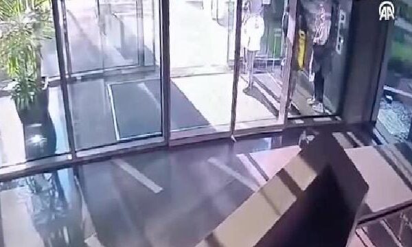Bakırköy’de 1,5 milyon liralık ziynet eşyası çaldığı iddia edilen 2 zanlı tutuklandı haberi