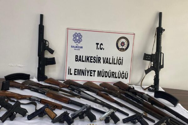 Balıkesir merkezli yasa dışı silah ticareti operasyonunda 7 zanlı yakalandı haberi