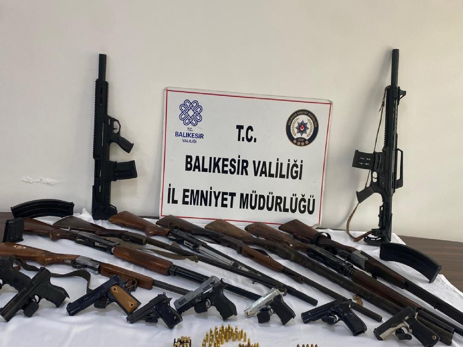 balikesir-merkezli-yasa-disi-silah-ticareti-operasyonunda-7-zanli-yakalandi-haberi-d2JXHLEi.jpg