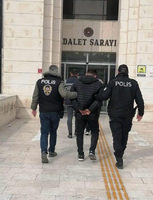 balikesirde-18-yil-hapis-cezasi-bulunan-firari-hukumlu-yakalandi-haberi-pIzpumFr.jpg