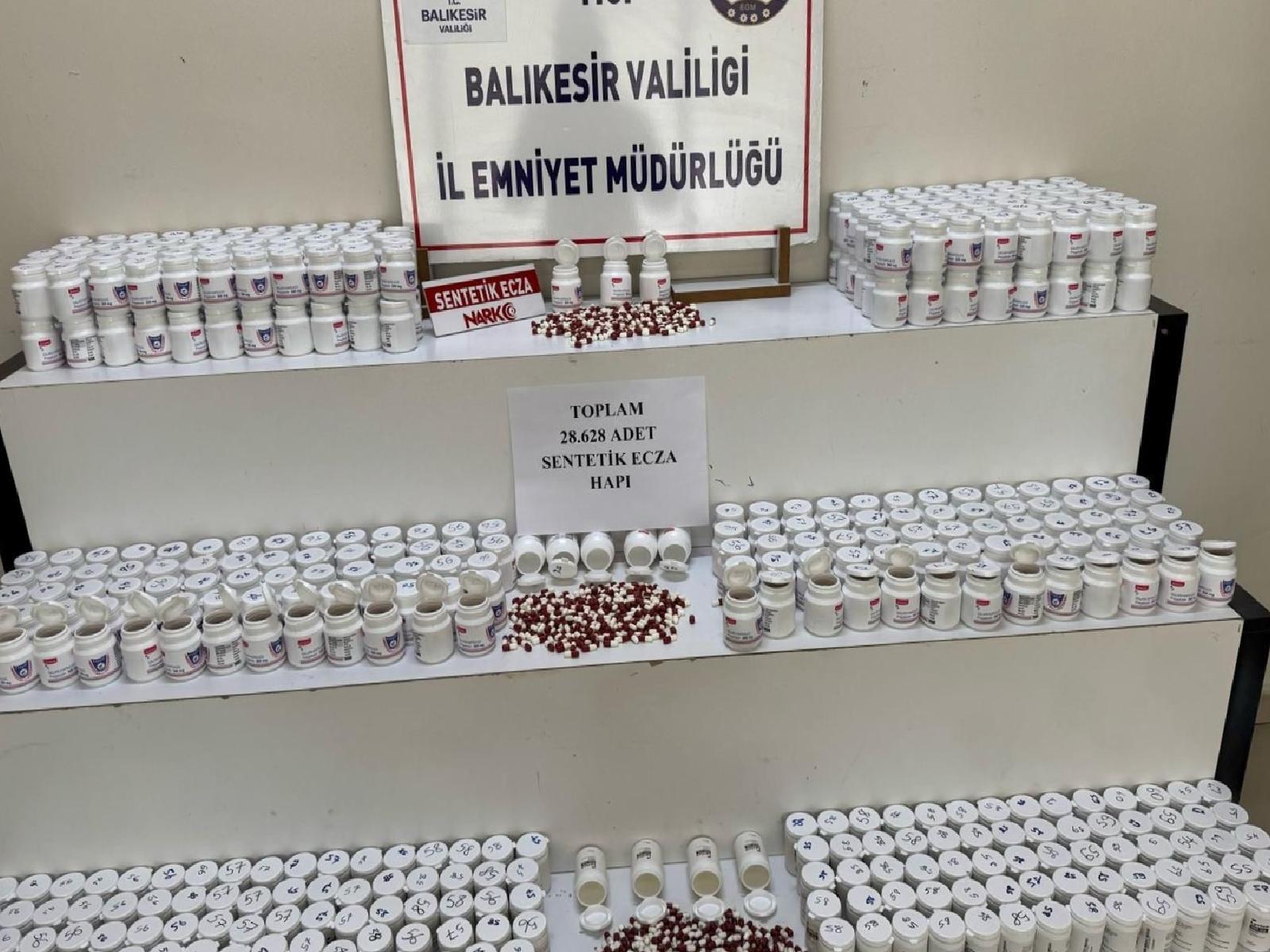 balikesirde-28-bin-sentetik-ecza-hap-ele-gecirildi-2-kisi-tutuklandi-haberi-1bFTWZag.jpg