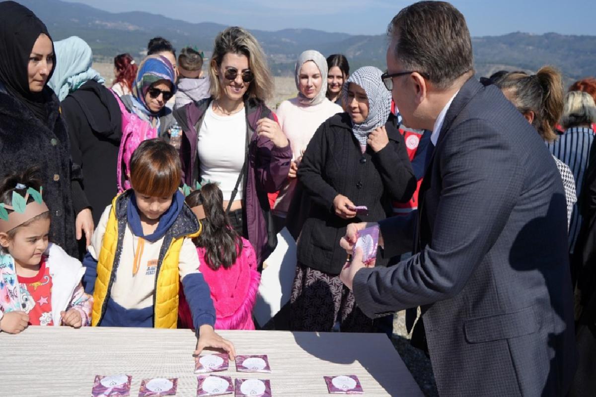 balikesirde-aile-yili-etkinlikleri-kapsaminda-lavanta-fidesi-dikimi-gerceklestirildi-haberi-fOT9sczx.jpg