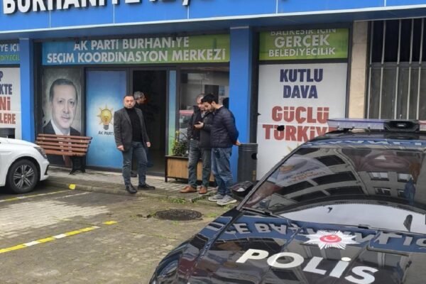 Balıkesir’de AK Parti Burhaniye İlçe Başkanlığı binasına taşlı saldırı yapıldı haberi