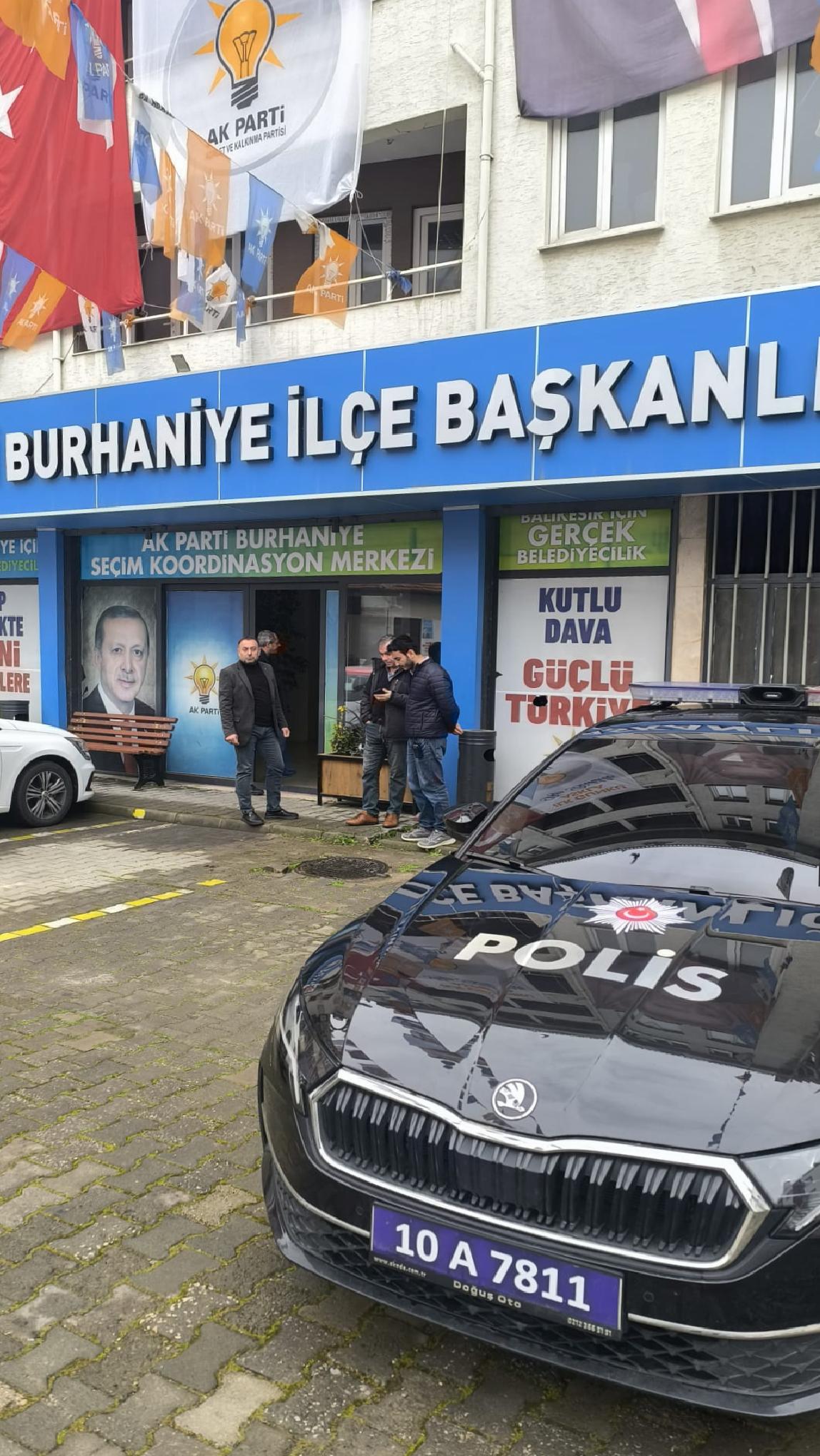 balikesirde-ak-parti-burhaniye-ilce-baskanligi-binasina-tasli-saldiri-yapildi-haberi-bjScyD8J.jpg