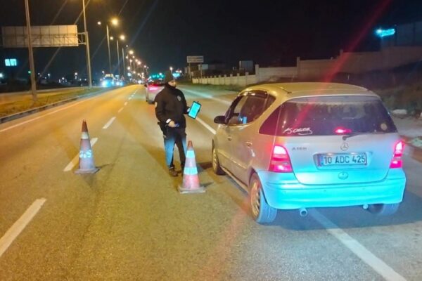 Balıkesir’de asayiş uygulamasında çeşitli suçlardan aranan 10 şüpheli yakalandı haberi