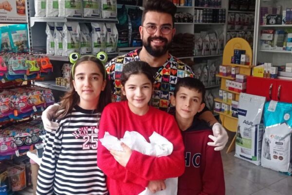 Balıkesir’de çocuklar soğuktan etkilenen köpeği kalp masajıyla hayata döndürdü haberi