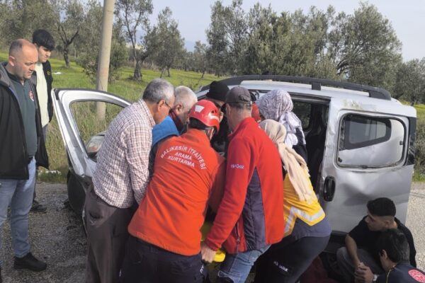Balıkesir’de devrilen hafif ticari araçtaki 2 kişi yaralandı haberi
