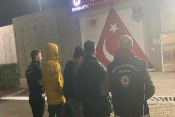 Balıkesir’de göçmen kaçakçılığı yaptıkları iddiasıyla yakalanan 3 şüpheli tutuklandı haberi