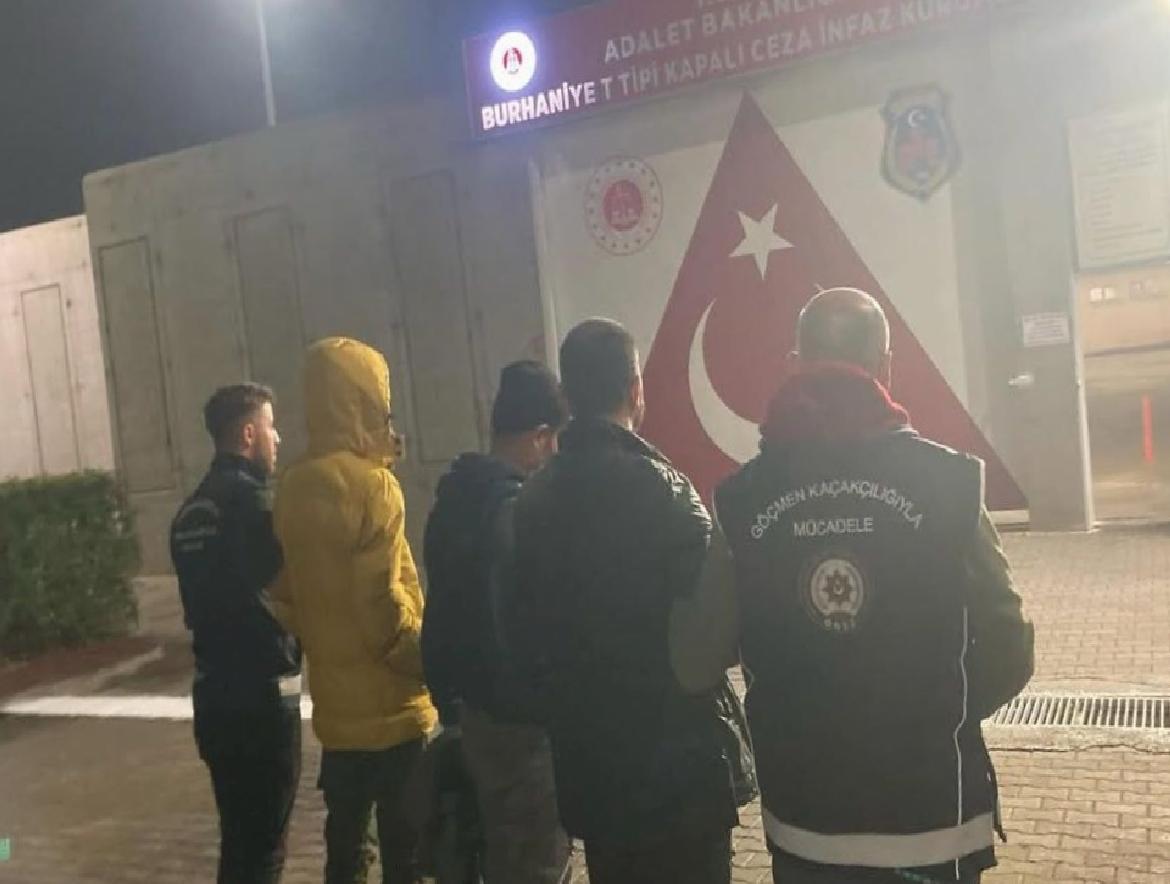 balikesirde-gocmen-kacakciligi-yaptiklari-iddiasiyla-yakalanan-3-supheli-tutuklandi-haberi-8xzSmW7c.jpg