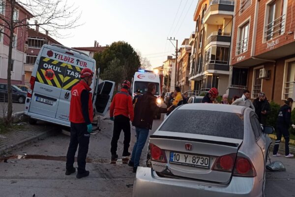 Balıkesir’de işçi servisi ile otomobilin çarpıştığı kazada 7 kişi yaralandı haberi
