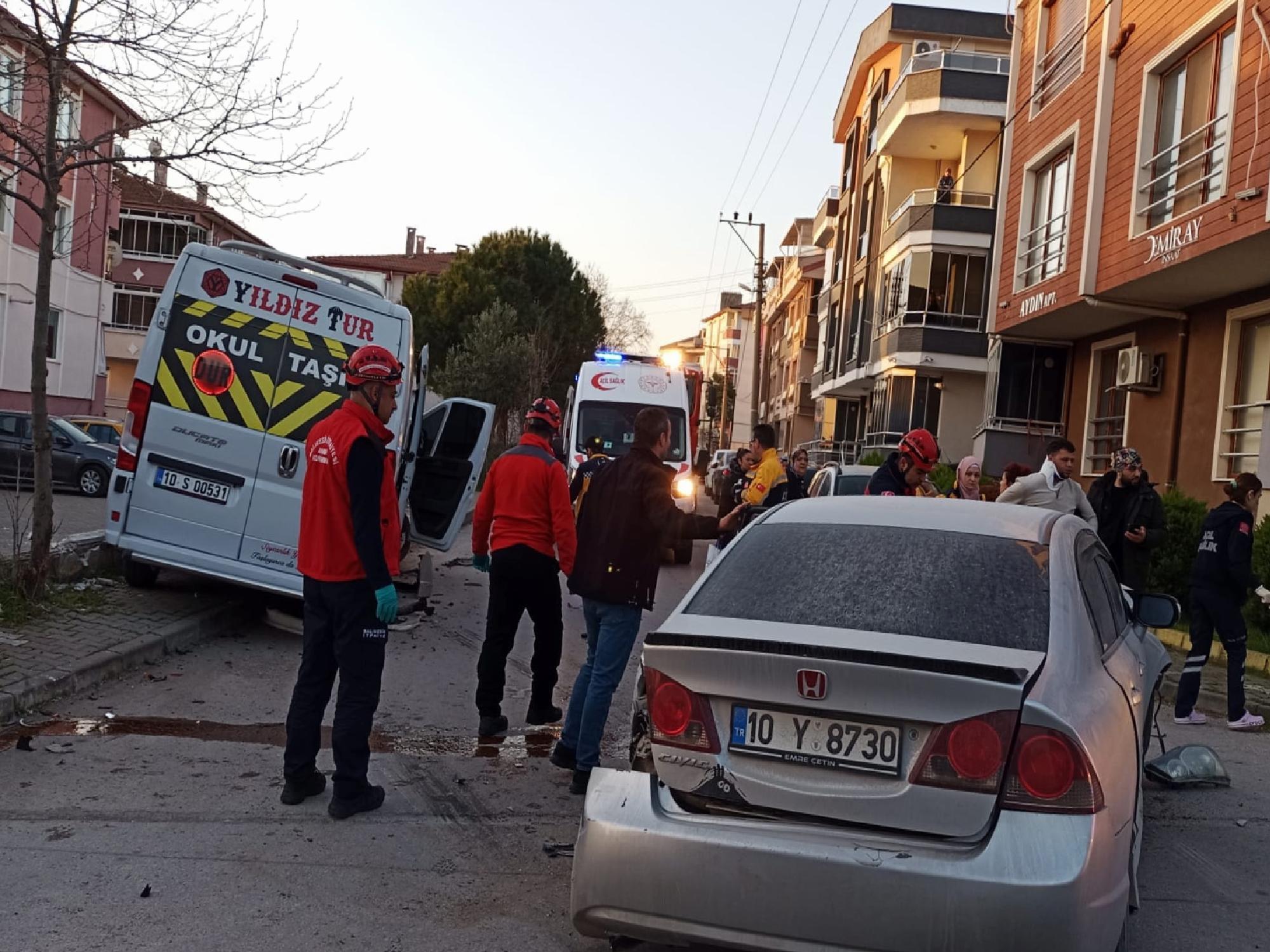 balikesirde-isci-servisi-ile-otomobilin-carpistigi-kazada-7-kisi-yaralandi-haberi-2NfHmWzb.jpg