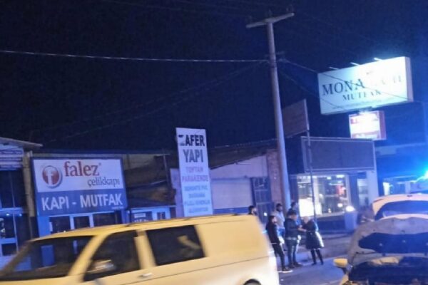 Balıkesir’de kaldırıma çarpan otomobildeki 2 kişi yaralandı haberi