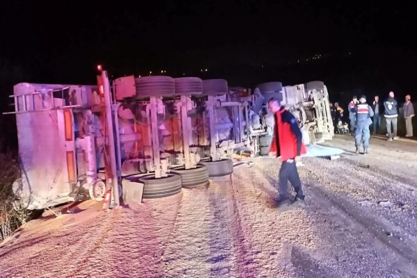 Balıkesir’de kamyonun devrilmesi sonucu 2 yaralandı haberi