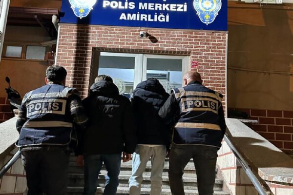 Balıkesir’de kendilerini emniyet müdürü olarak tanıtıp dolandırıcılık yapan 2 zanlı tutuklandı haberi