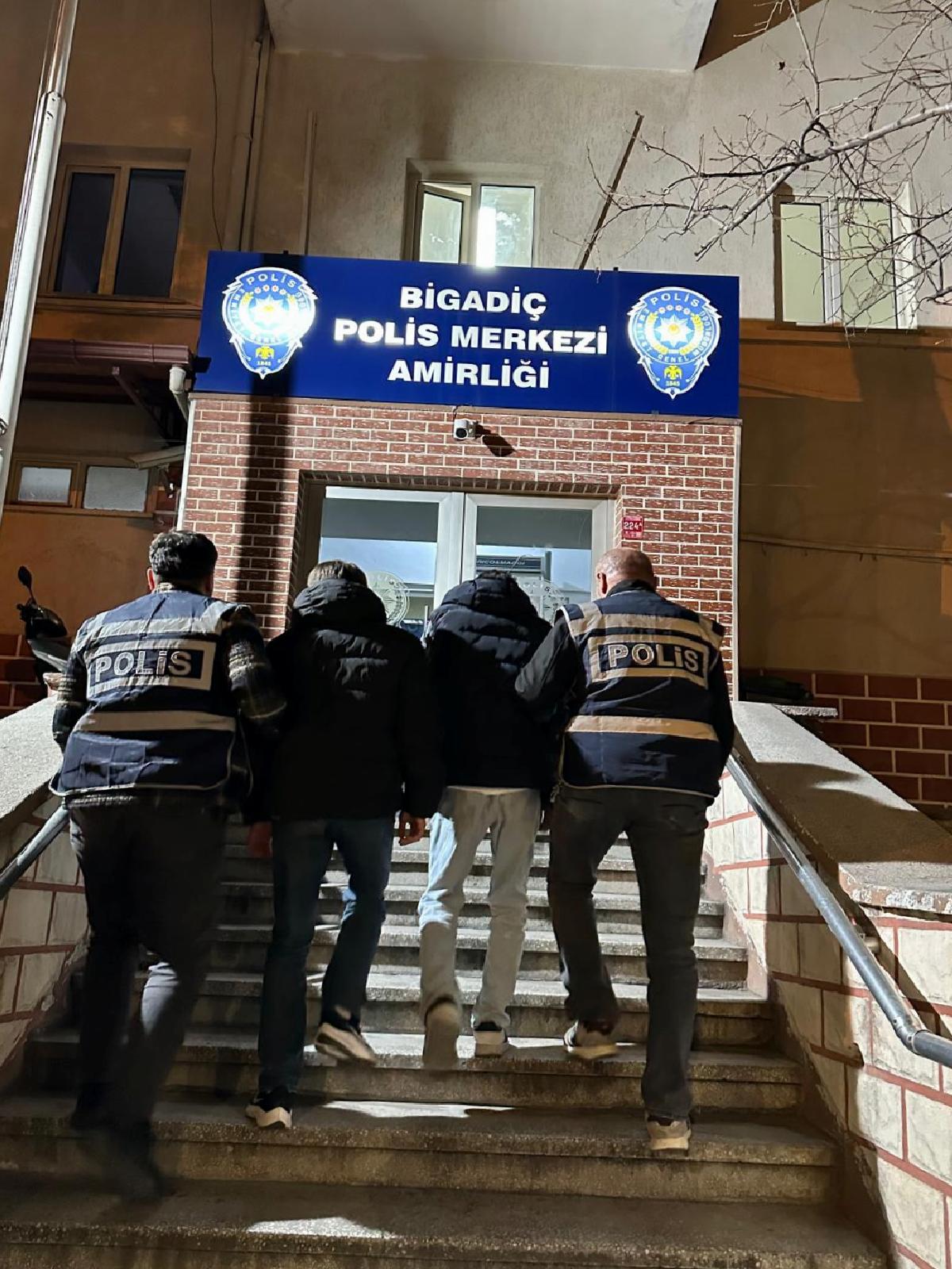 balikesirde-kendilerini-emniyet-muduru-olarak-tanitip-dolandiricilik-yapan-2-zanli-tutuklandi-haberi-grXq7cFL.jpg