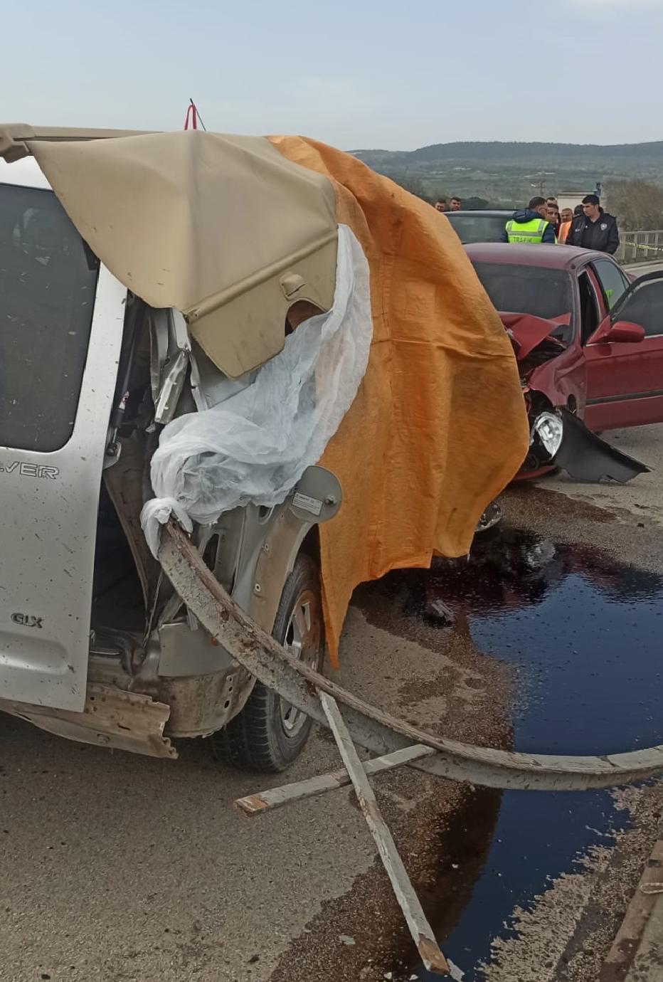 balikesirde-otomobille-hafif-ticari-aracin-carpistigi-kazada-1-kisi-oldu-4-kisi-yaralandi-haberi-BlfFV7SS.jpg