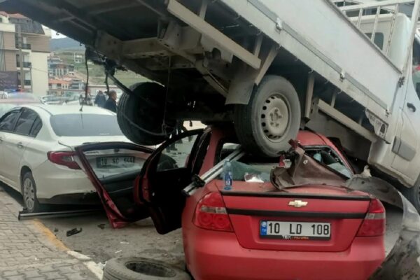 Balıkesir’de park halindeki kamyonete çarpan otomobildeki 3 kişi yaralandı haberi