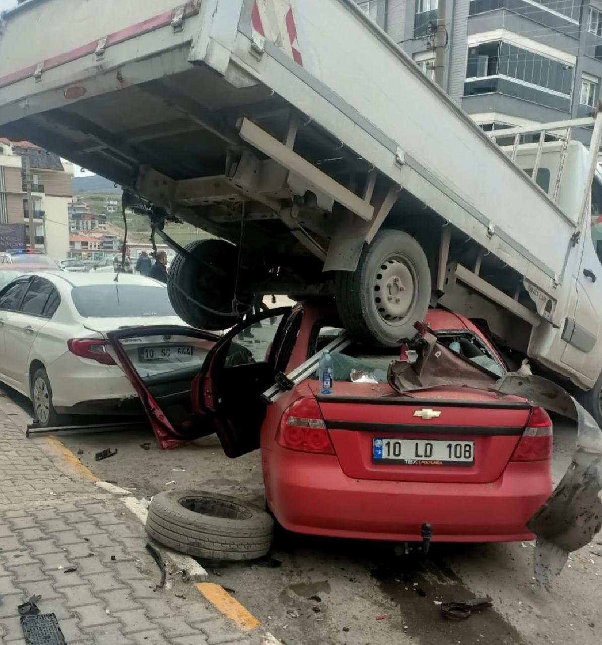 balikesirde-park-halindeki-kamyonete-carpan-otomobildeki-3-kisi-yaralandi-haberi-aPtb6YfK.jpg