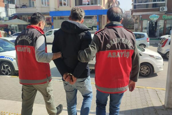 Balıkesir’de parkta tanımadığı bir kişiyi bıçakla öldüren şüpheli İstanbul’da yakalandı haberi