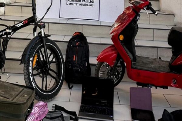 Balıkesir’de resmi kurum ve evlerden hırsızlık yapan zanlı tutuklandı haberi