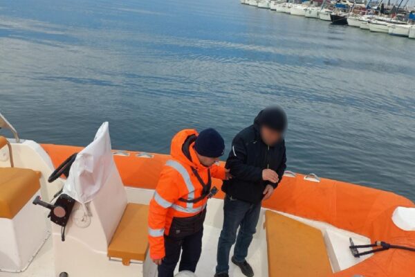 Balıkesir’de teknede rahatsızlanan kişi, sahil güvenlik ekiplerince ambulansa teslim edildi haberi