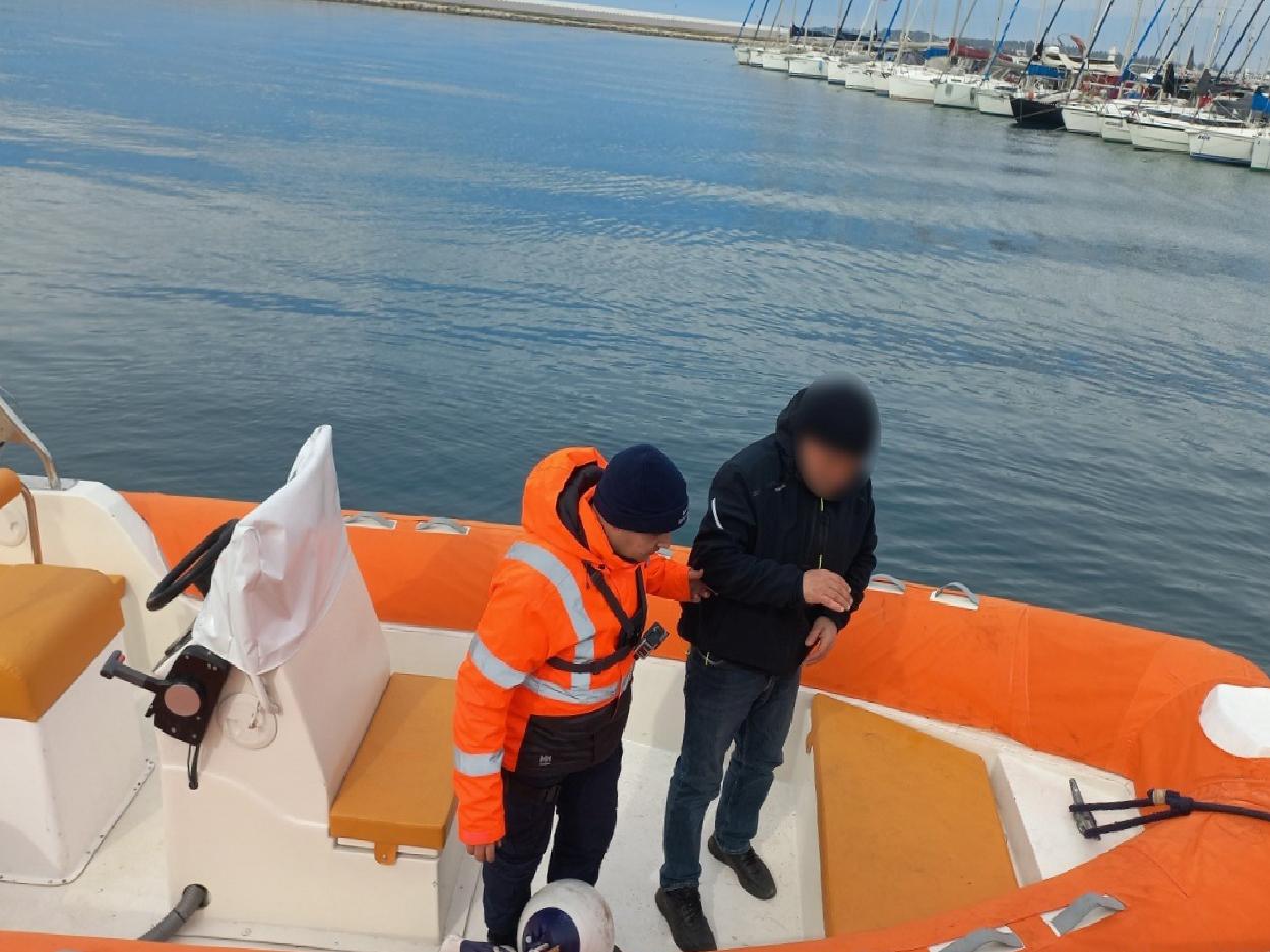 balikesirde-teknede-rahatsizlanan-kisi-sahil-guvenlik-ekiplerince-ambulansa-teslim-edildi-haberi-qq1wDDdq.jpg