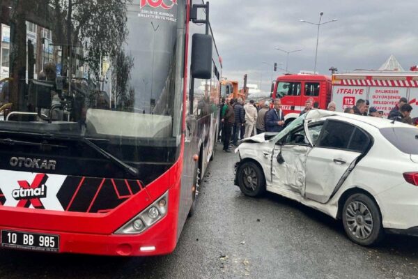Balıkesir’de ters şeritten gelen otomobilin neden olduğu kazada 1 kişi yaralandı haberi