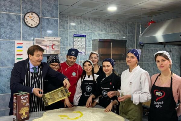 Balıkesir’de üniversite öğrencileri zeytinyağlı ekmek yaptı haberi