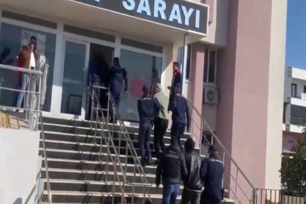 Balıkesir’de yakalanan 3 göçmen kaçakçısı tutuklandı haberi